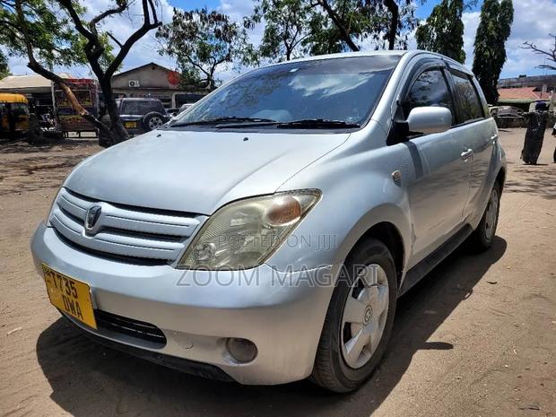 Toyota IST 2004 Silver