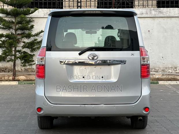 Toyota Noah 2.0 143hp AWD (7 Seater) 2009 Silver