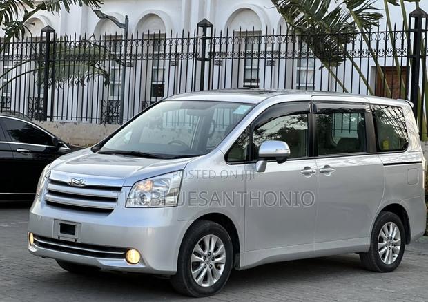 Toyota Noah 2.0 143hp AWD (8 Seater) 2009 Silver