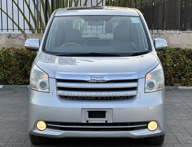Toyota Noah 2.0 143hp AWD (8 Seater) 2009 Silver