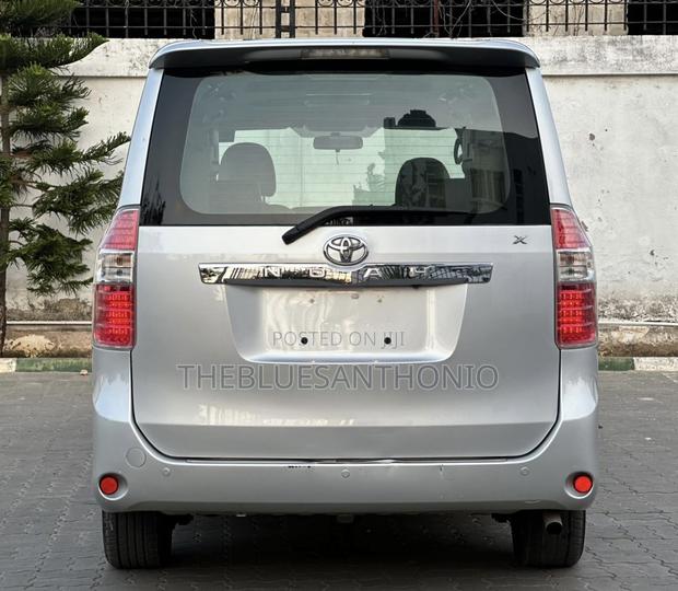 Toyota Noah 2.0 143hp AWD (8 Seater) 2009 Silver