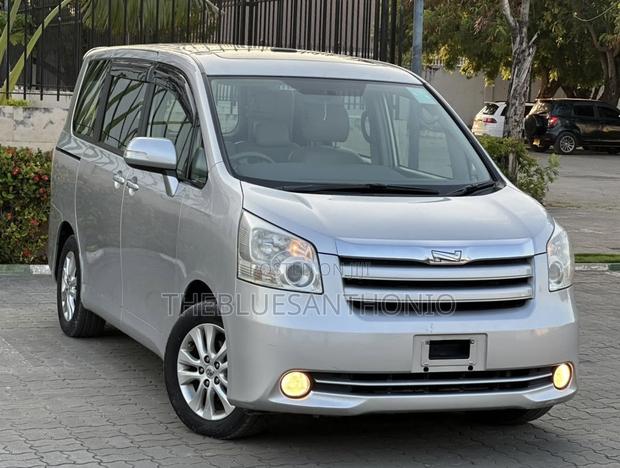 Toyota Noah 2.0 143hp AWD (8 Seater) 2009 Silver