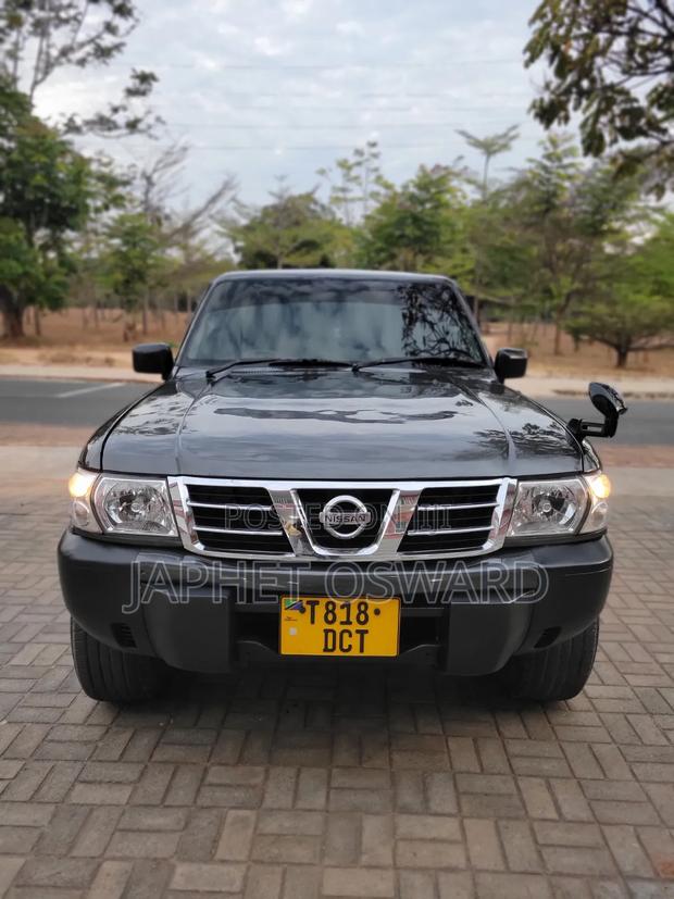 Nissan Patrol 2000 Gray