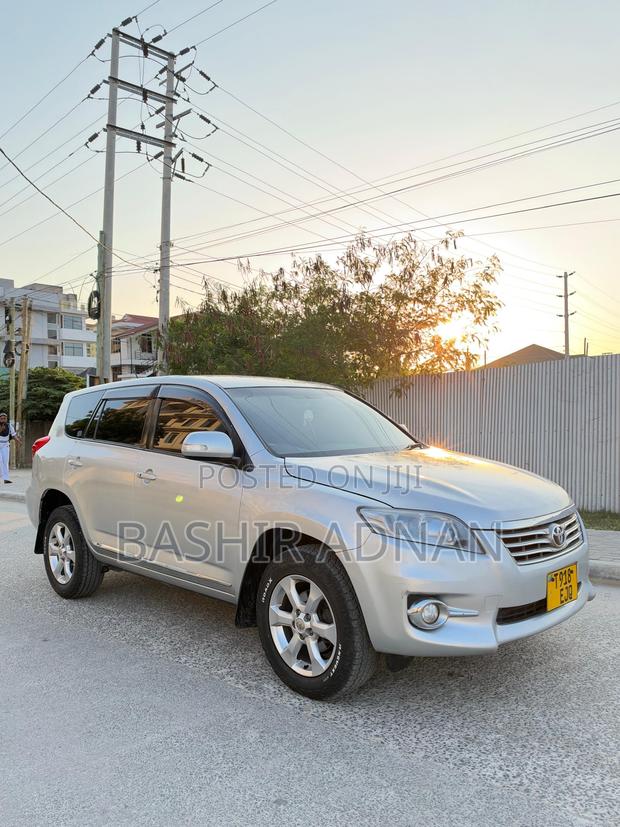 Toyota Vanguard 2010 Silver