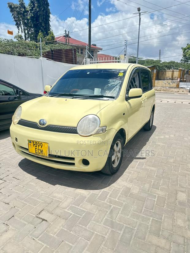 Toyota Sienta 2005 Yellow