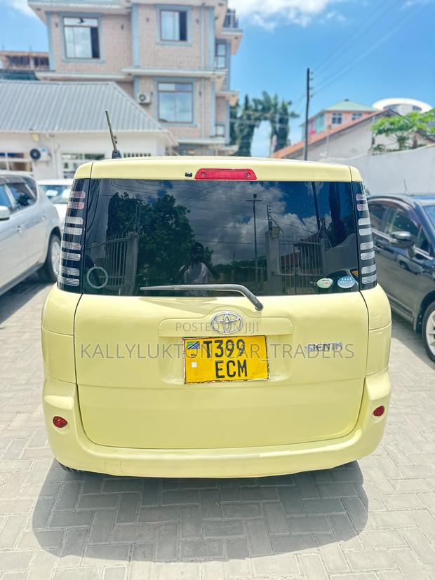 Toyota Sienta 2005 Yellow