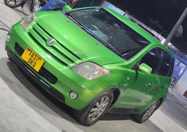 Toyota IST 2004 Green