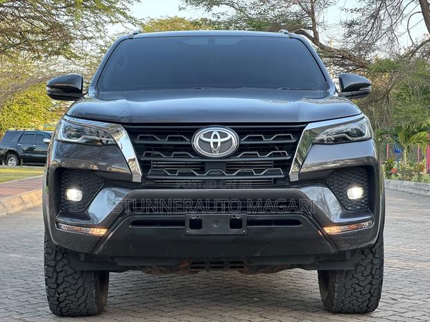 Toyota Fortuner 2022 Gray