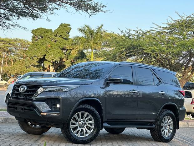 Toyota Fortuner 2022 Gray