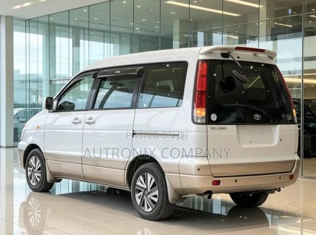 Toyota Noah 2001 Off white