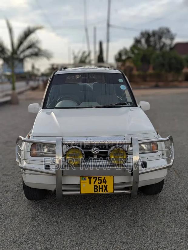 Suzuki Escudo 1999 White