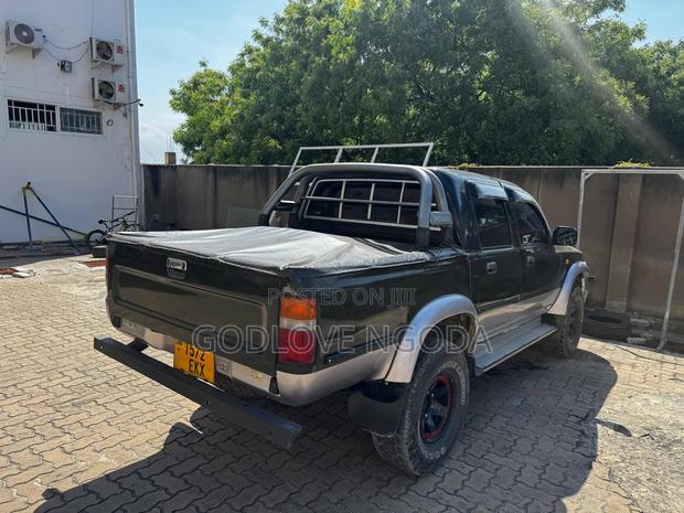 Toyota Hilux 1996 Black
