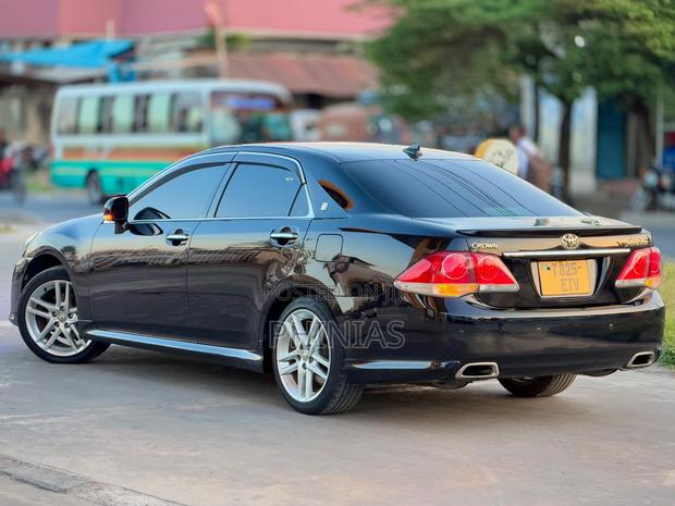 Toyota Crown 2010 Black
