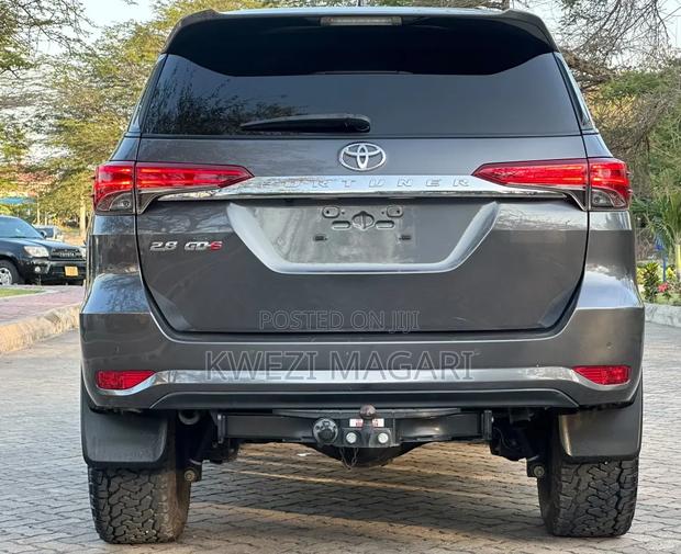 Toyota Fortuner 2022 Gray