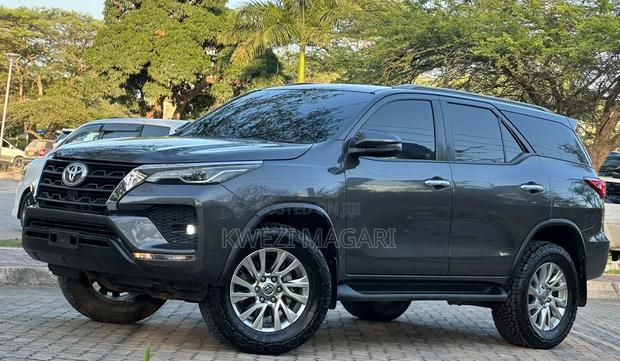 Toyota Fortuner 2022 Gray
