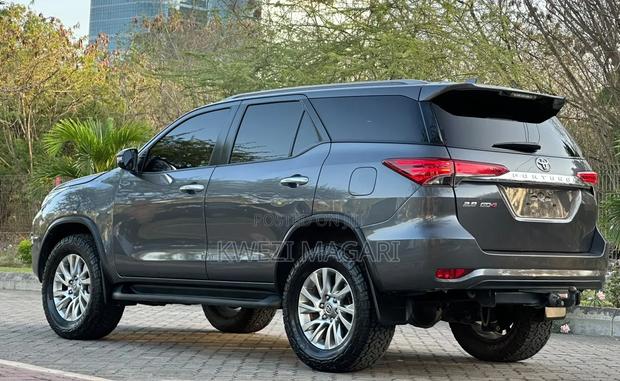 Toyota Fortuner 2022 Gray