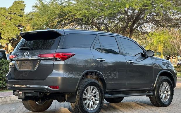 Toyota Fortuner 2022 Gray