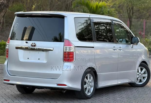 Toyota Noah 2008 Silver