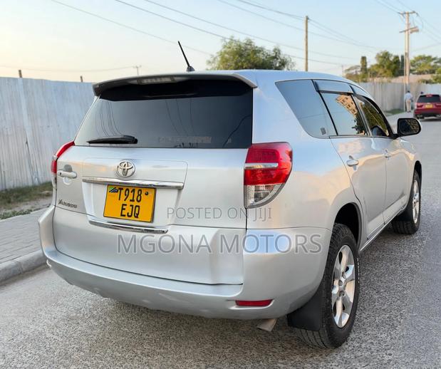 Toyota Vanguard 2010 Silver