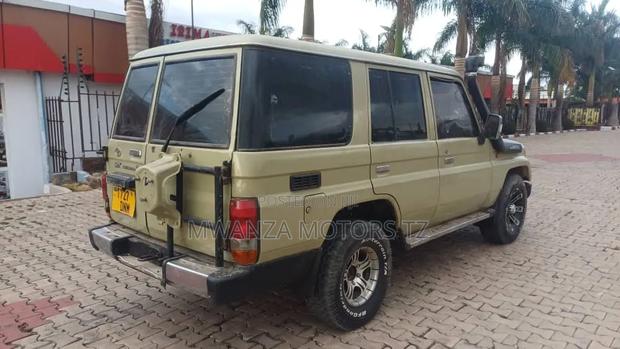 Toyota Land Cruiser Prado 2001 Ivory
