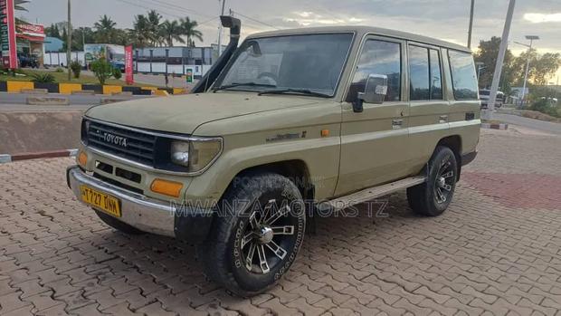 Toyota Land Cruiser Prado 2001 Ivory