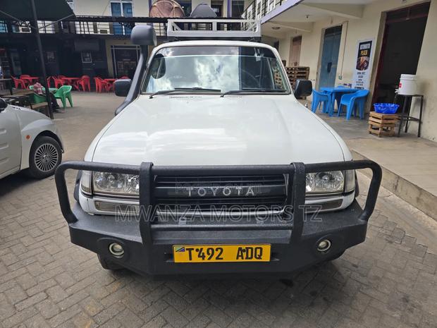 Toyota Land Cruiser 1999 White