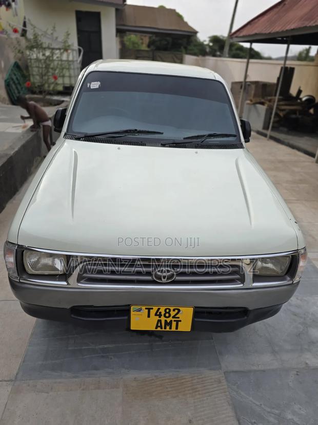 Toyota Hilux 1996 White