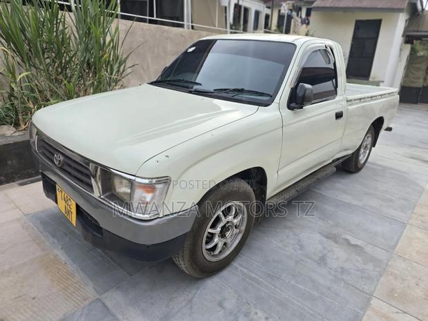 Toyota Hilux 1996 White
