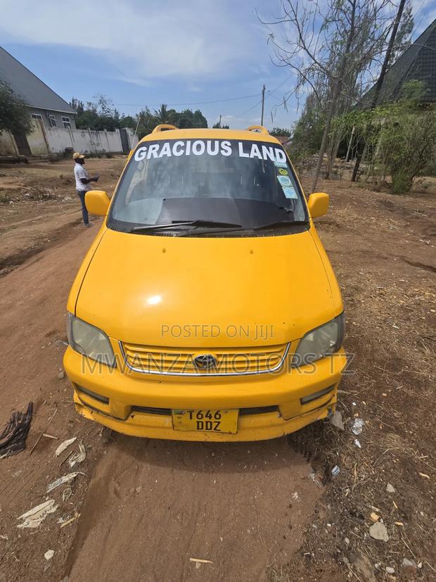 Toyota Noah 2004 Yellow