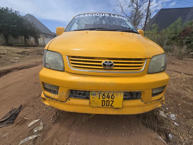 Toyota Noah 2004 Yellow