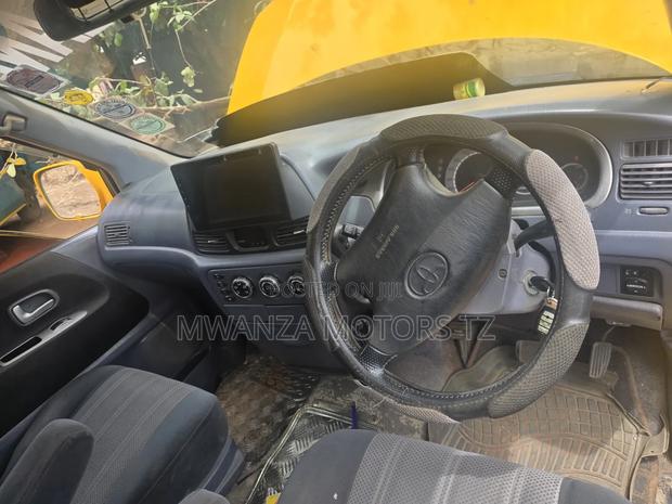 Toyota Noah 2004 Yellow