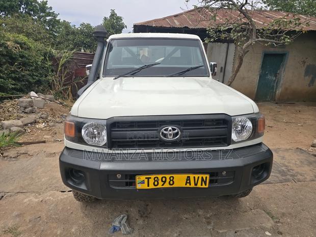 Toyota Land Cruiser 2004 White