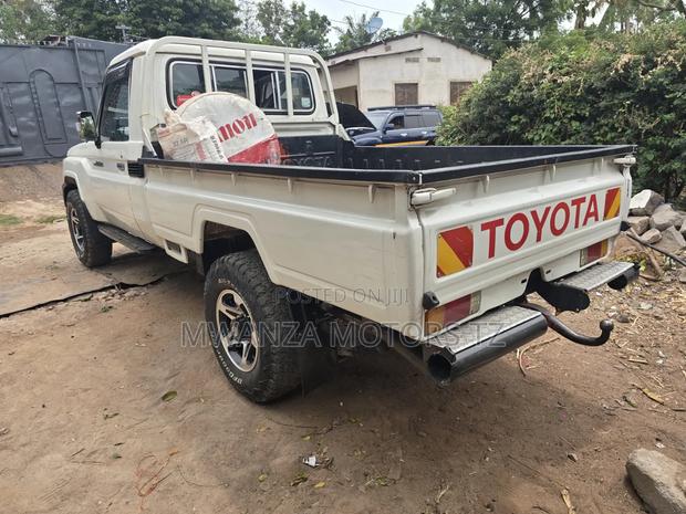 Toyota Land Cruiser 2004 White
