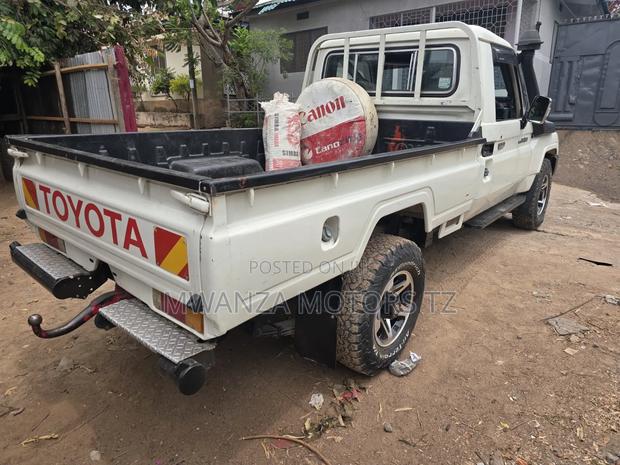 Toyota Land Cruiser 2004 White