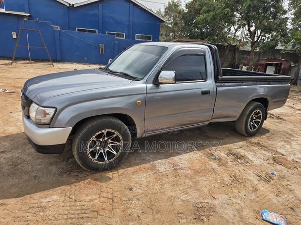 Toyota Hilux 2003 Gray