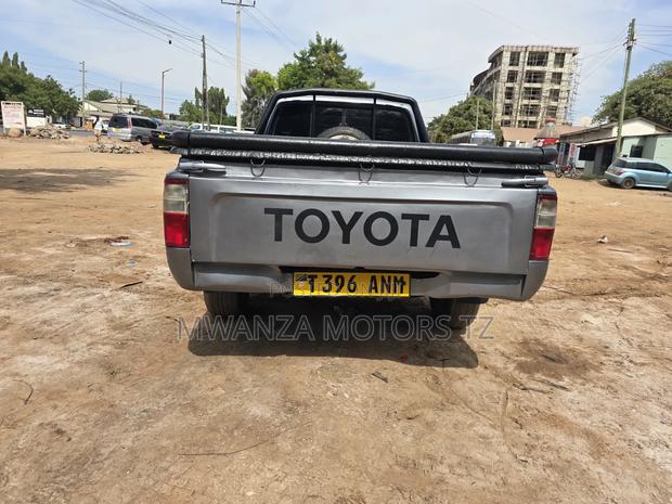 Toyota Hilux 2003 Gray
