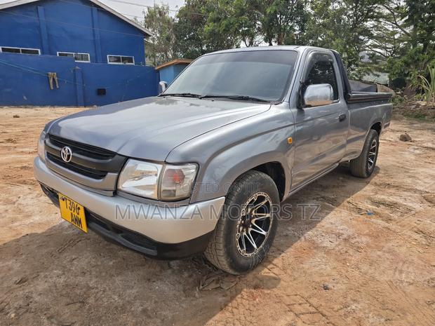 Toyota Hilux 2003 Gray