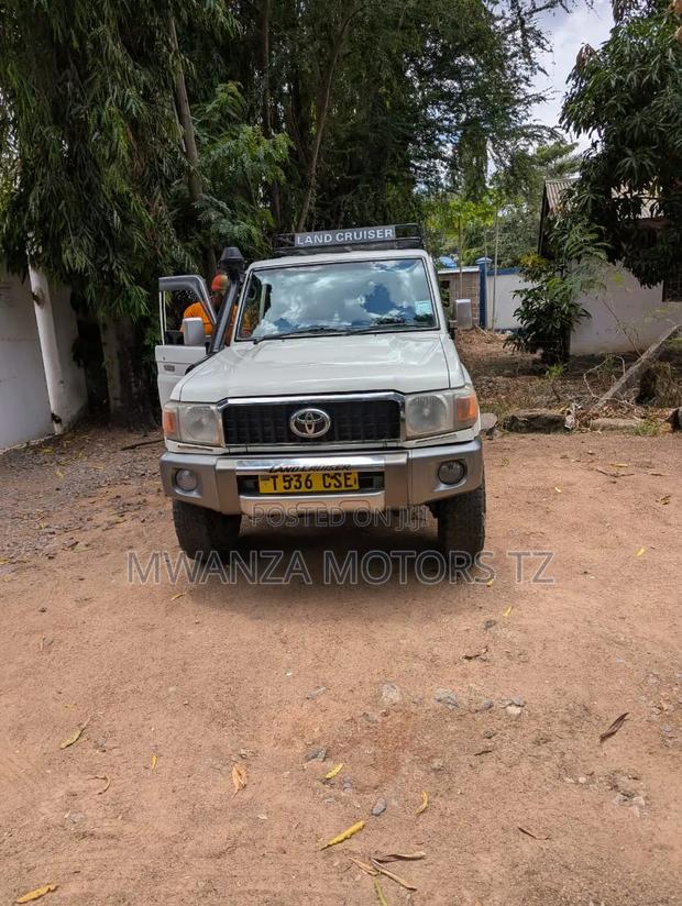 Toyota Land Cruiser 2016 White
