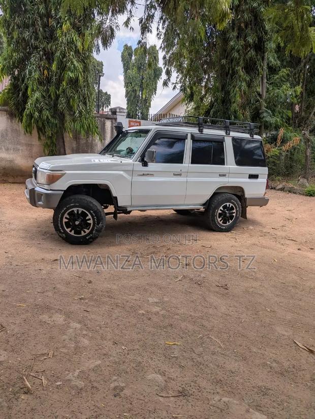 Toyota Land Cruiser 2016 White