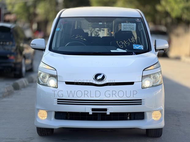Toyota Voxy Z 2WD 8-Seater 2009 White