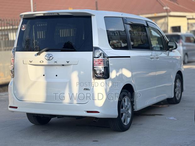 Toyota Voxy Z 2WD 8-Seater 2009 White