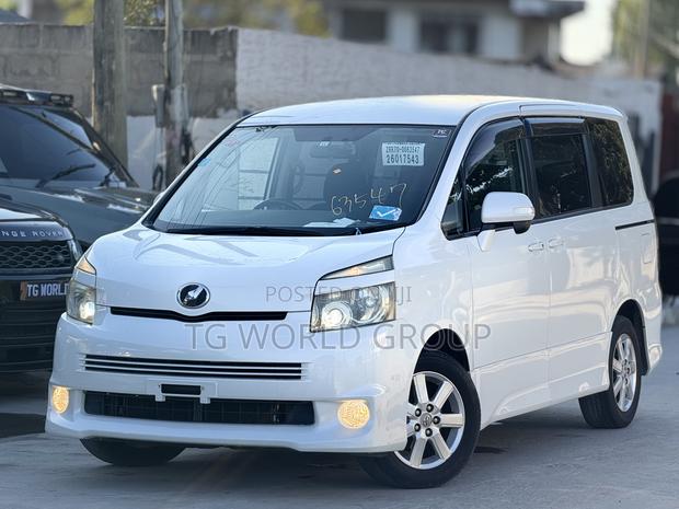 Toyota Voxy Z 2WD 8-Seater 2009 White