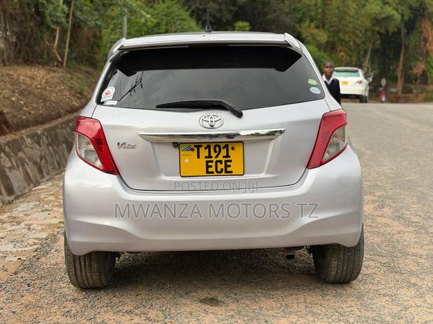 Toyota Vitz 2012 Silver