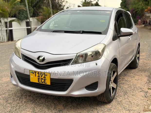Toyota Vitz 2012 Silver