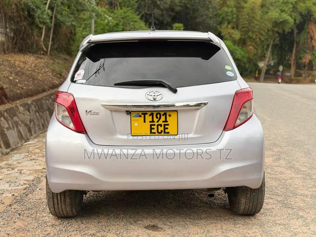 Toyota Vitz 2012 Silver
