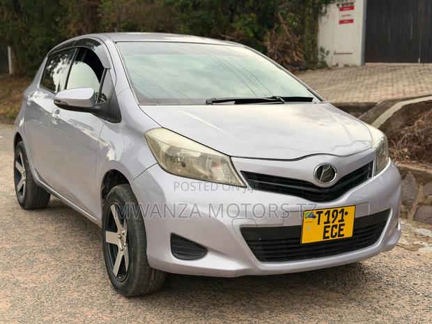 Toyota Vitz 2012 Silver