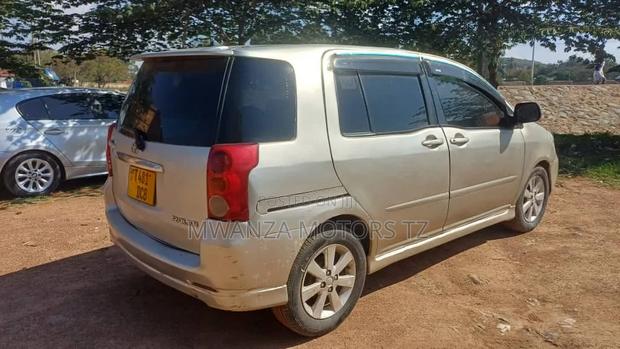 Toyota Raum 2004 Beige