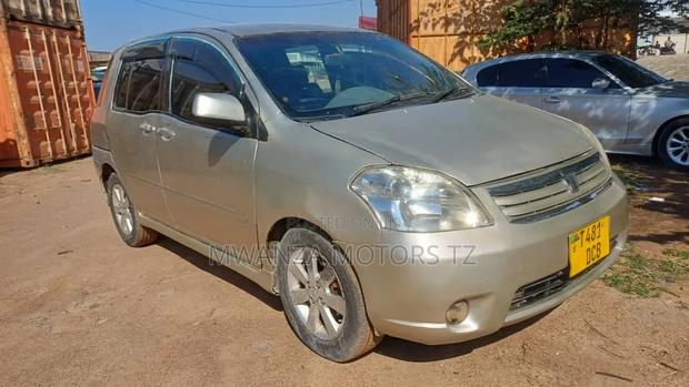 Toyota Raum 2004 Beige