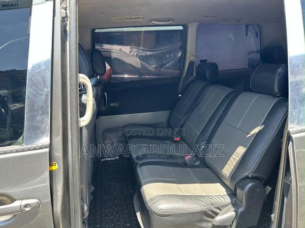 Toyota Noah 2.0 143hp AWD (8 Seater) 2007 Gray
