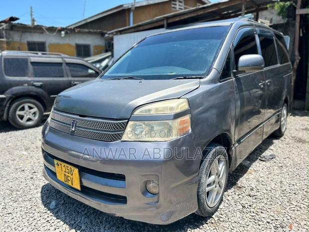 Toyota Noah 2.0 143hp AWD (8 Seater) 2007 Gray
